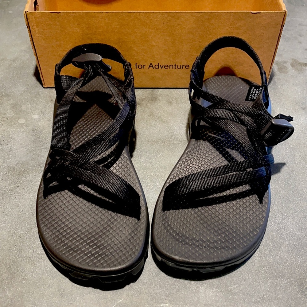 Women’s black Chaco Unaweep sandals new in box